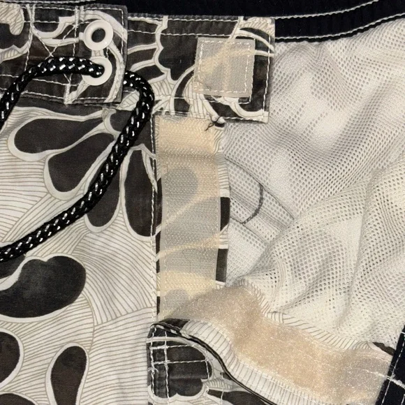 Tommy Bahama Relax Men’s Swim Trunks Size Large - Picture 2 of 6